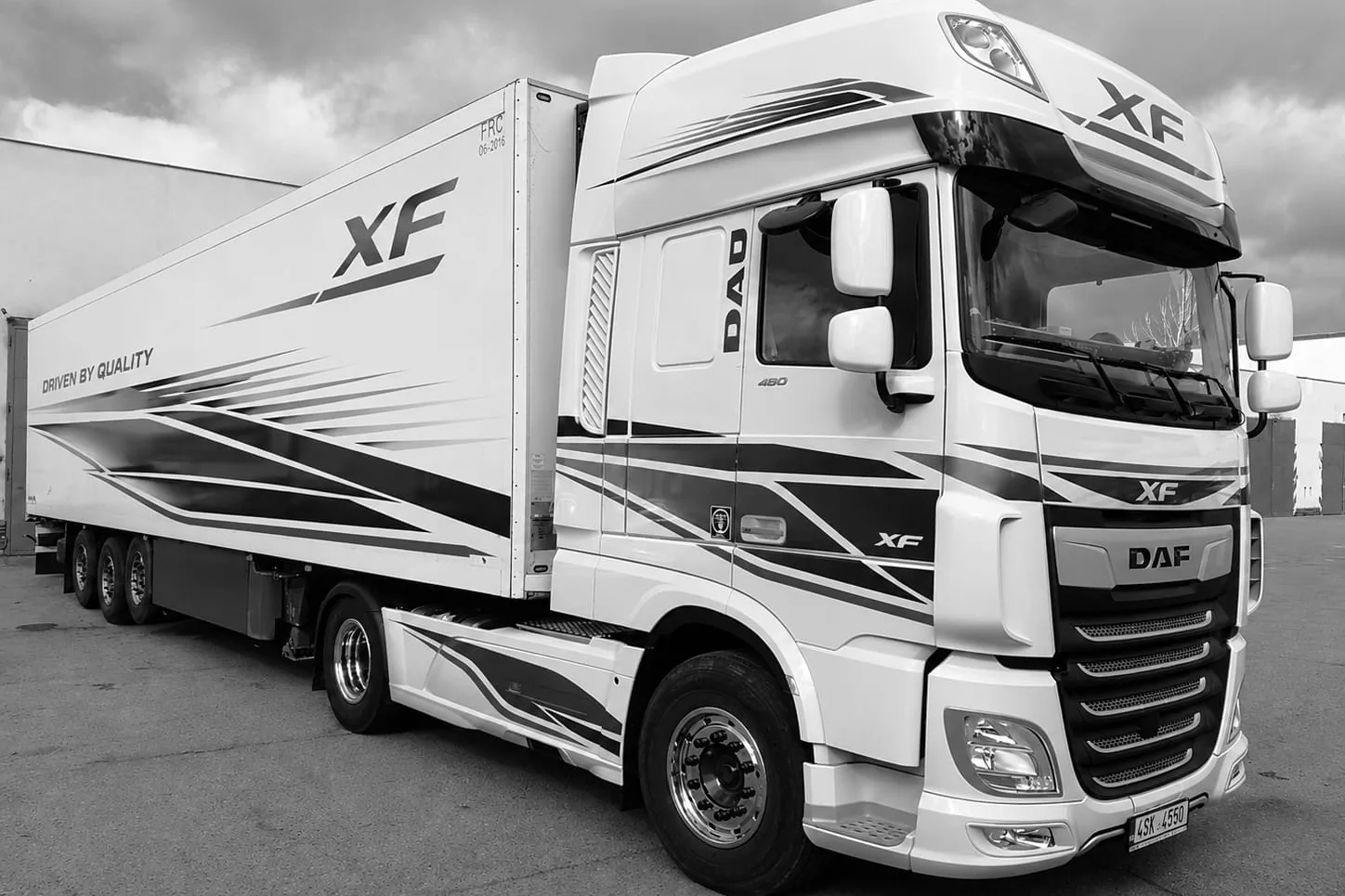 Tahač DAF XF s chladírenským návěsem, souprava firmy
